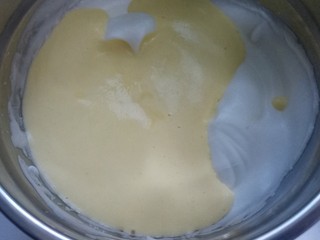 8、送你一朵小红花,拌好后再倒回蛋白糊中，刮刀翻拌均匀