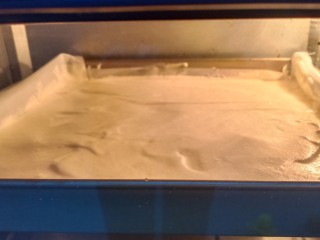 10、送你一朵小红花,把烤盘放进烤箱中层，上下火160度烤15到20分钟