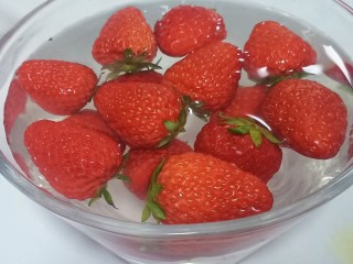12、送你一朵小红花,把草莓用淡盐水泡一会，再清洗干净