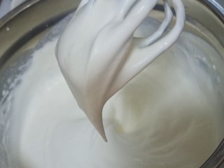 14、送你一朵小红花,淡奶油分3次加入细砂糖打发，打到六七分发就可以了，因为是夹层，不需要抹面裱花，不需要打发太过，略微成酸奶状就可以了如图