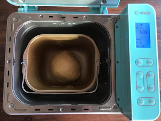 3、面包机版黑钻吐司,整理好面团重新放入面包机中进行面团的基础发酵。