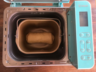 7、面包机版黑钻吐司,横着放入面包机桶内进行二次发酵。