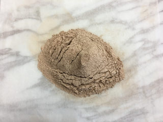 9、面包机版黑钻吐司,将低筋面粉和可可粉混合过筛备用。