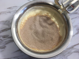 12、面包机版黑钻吐司,分3次筛入混合好的粉类。