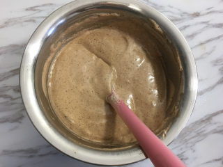 13、面包机版黑钻吐司,用硅胶刀从底部往上翻拌，使蛋糊和面粉混合均匀。