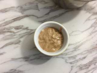 14、面包机版黑钻吐司,取少量面糊放入玉米油碗中，