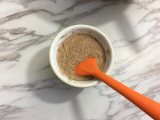 15、面包机版黑钻吐司,用硅胶刀搅拌均匀。