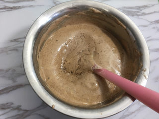 16、面包机版黑钻吐司,然后倒入混合好的蛋糕糊中。