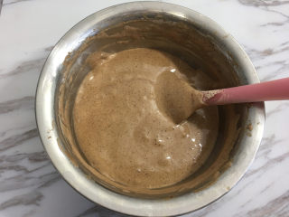 17、面包机版黑钻吐司,用硅胶刀翻拌均匀。