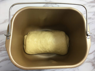 18、面包机版黑钻吐司,从面包机中取出面包桶。面团已经到原来的2倍大左右。（我制作蛋糕糊用了大概25分钟）