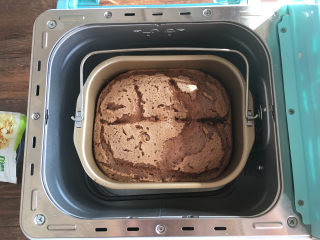 20、面包机版黑钻吐司,35分钟后打开面包机，将面顶部划个口。撒上杏仁片。（这个速度要尽量快。）