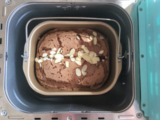 21、面包机版黑钻吐司,然后再选择烘烤菜烘烤，时间为25分钟。