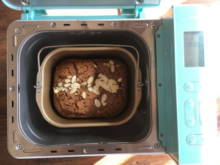 22、面包机版黑钻吐司,2烘烤结束后打开面包机，可以用牙签插入，检查蛋糕是否烤熟。