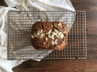 23、面包机版黑钻吐司,将面包慢慢倾斜倒出，放在晾网上晾凉。