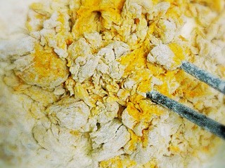 4、南瓜甜包,加入称好的面粉，建议一点一点加