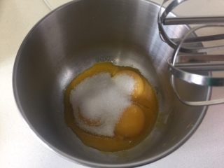 1、虎皮蛋糕卷,把蛋黄分到干净的打蛋盆里，加入30克细砂糖。