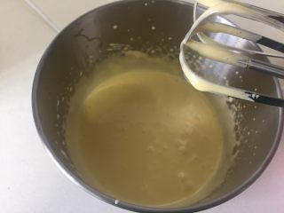 2、虎皮蛋糕卷,用电动打蛋器打发加了细砂糖的蛋黄，一直打发到浓稠，颜色微微发白提起打蛋头可流动细腻顺滑的状态。