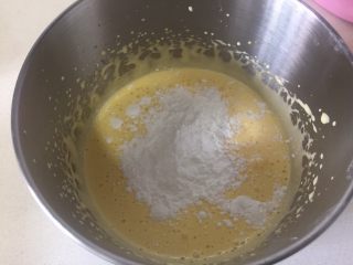 3、虎皮蛋糕卷,筛入低粉，用打蛋器稍微打发一下即可，让玉米淀粉和蛋黄糊混合均匀。（玉米淀粉不用担心起筋，混合非常容易）