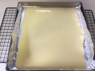 4、虎皮蛋糕卷,把蛋黄糊倒入烤盘，用小的刮刀把蛋黄糊铺均匀。