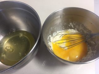 8、虎皮蛋糕卷,蛋清蛋黄分离，可以用分蛋器分蛋。（蛋清的盆一定要无油无水，蛋清里也不能有一丁点蛋黄，否则会打发不起来。）