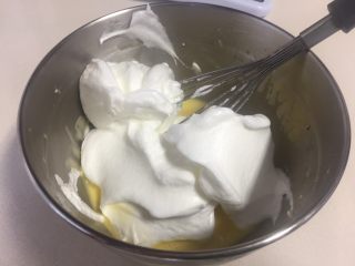 10、虎皮蛋糕卷,把三分之一蛋清加入蛋黄糊里用蛋抽翻拌均匀.
