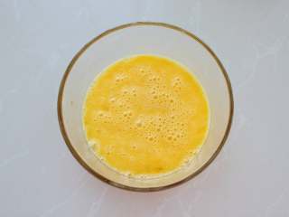 2、蔓越莓马芬蛋糕,鸡蛋打散备用