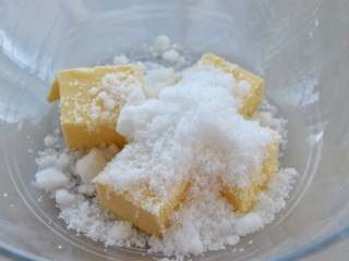 3、蔓越莓马芬蛋糕,软化的黄油中加入细砂糖