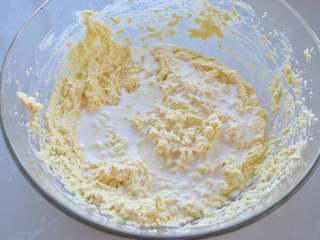 5、蔓越莓马芬蛋糕,倒入牛奶,无需搅拌