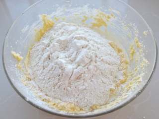 6、蔓越莓马芬蛋糕,将低筋面粉、泡打粉和盐混合均匀,筛入黄油蛋液的混合物中