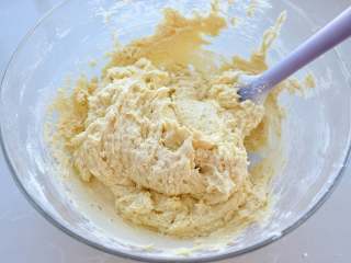 7、蔓越莓马芬蛋糕,轻快的翻拌至没有明显的干粉状态