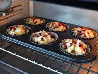 12、蔓越莓马芬蛋糕,烤箱提前上下火160度预热,将蛋糕放入中层烤30分钟左右