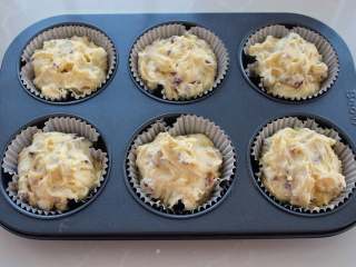 10、蔓越莓马芬蛋糕,把纸杯放入模具中,将蛋糕糊装入纸杯八分满