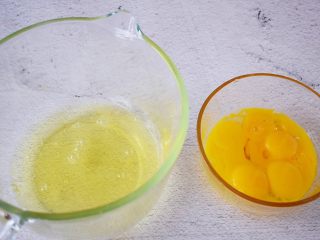2、斑马纹戚风蛋糕,先把蛋黄和蛋清分离在两个无水无油的盆中