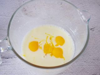 4、斑马纹戚风蛋糕,再加入蛋黄，搅拌均匀