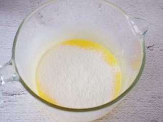 5、斑马纹戚风蛋糕,筛入低筋面粉，分两次筛入，每次筛入都要拌匀才能再筛入下一次