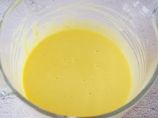 6、斑马纹戚风蛋糕,拌匀的蛋黄糊