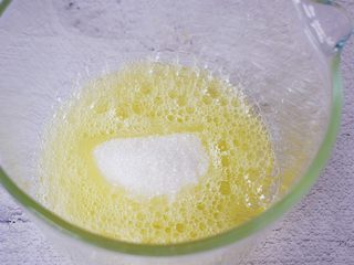 8、斑马纹戚风蛋糕,再加入白糖，白糖分三次加入，打发至硬性发泡
