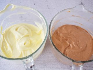 13、斑马纹戚风蛋糕,把拌匀的蛋糕糊分成相同大小的两份，其中一份面糊筛入可可粉，翻拌均匀