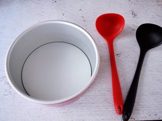 14、斑马纹戚风蛋糕,准备好两个汤勺和八寸蛋糕模具