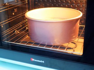 17、斑马纹戚风蛋糕,放入预热好的海氏烤箱，上下火155度，下层55分钟