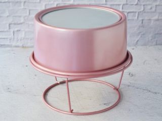 18、斑马纹戚风蛋糕,烤好马上取出震一下，然后倒扣晾凉再脱模