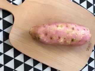 1、油炸小零食,准备大红薯