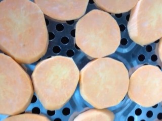 2、油炸小零食,去皮切片上锅蒸熟