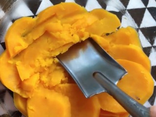 3、油炸小零食,取出压成泥