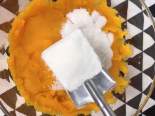 4、油炸小零食,加白糖，糯米粉加多少你们看着办吧，柔成团只要不沾手就行了