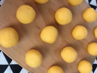 6、油炸小零食,柔成小圆球