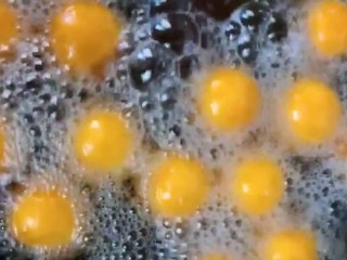 7、油炸小零食,油温七成热下锅炸炸至金黄飘起捞出