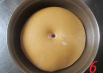 6、胡萝卜葱面包,当面团发至原来的2倍大小时取出。