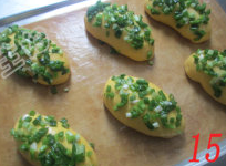 15、胡萝卜葱面包,当面团发至2倍大时，在表面涂一层蛋液，把葱花馅抹在表面，入预热180度的烤箱，中层，烤15-16分钟。