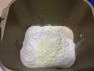 1、全蛋吐司-黑金刚吐司,除黄油以为,全部材料加入面包桶内,运行一个IMIX程序